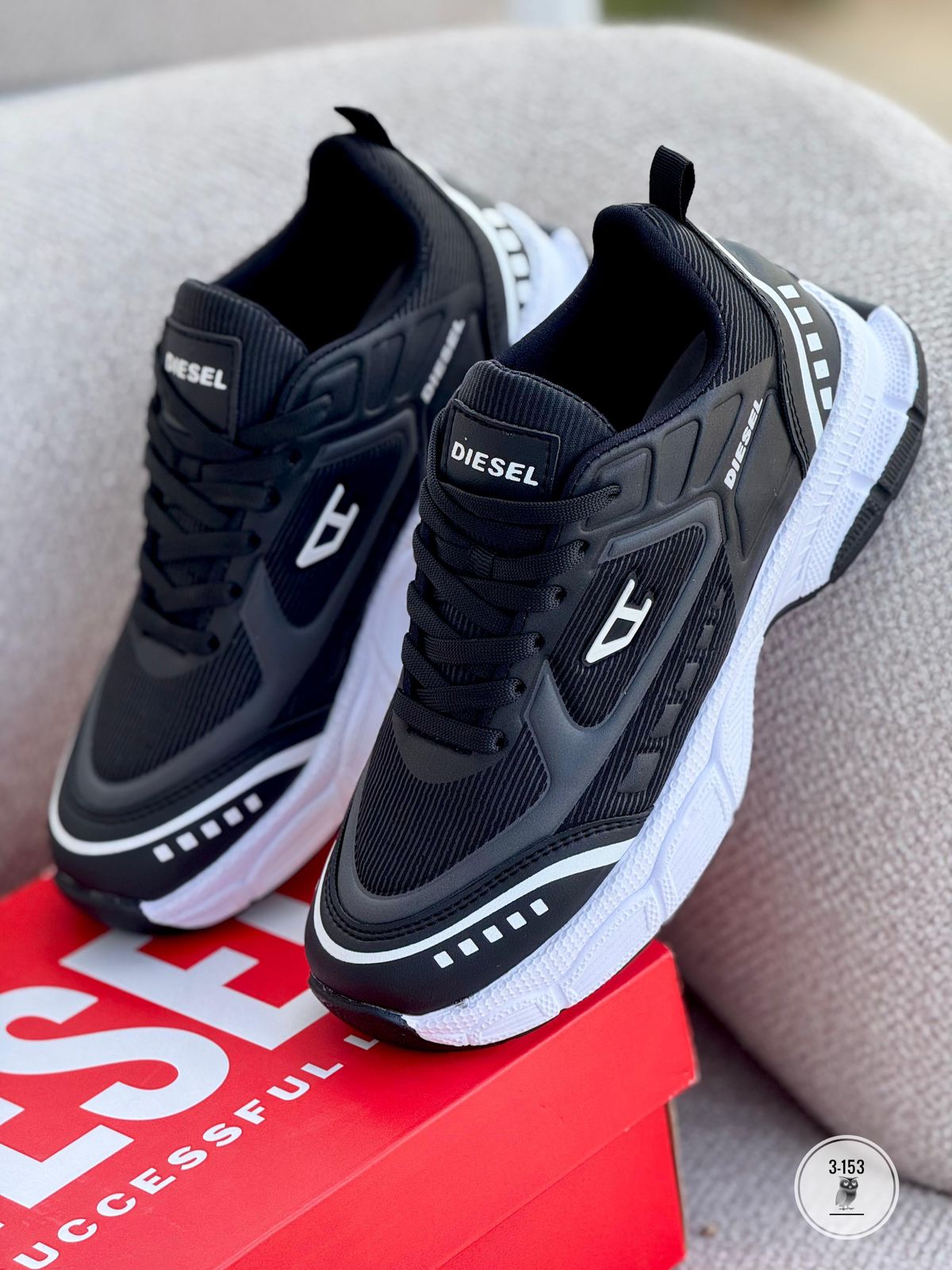 TENIS DIESEL V2 CABALLERO NEGRO X BLANCO