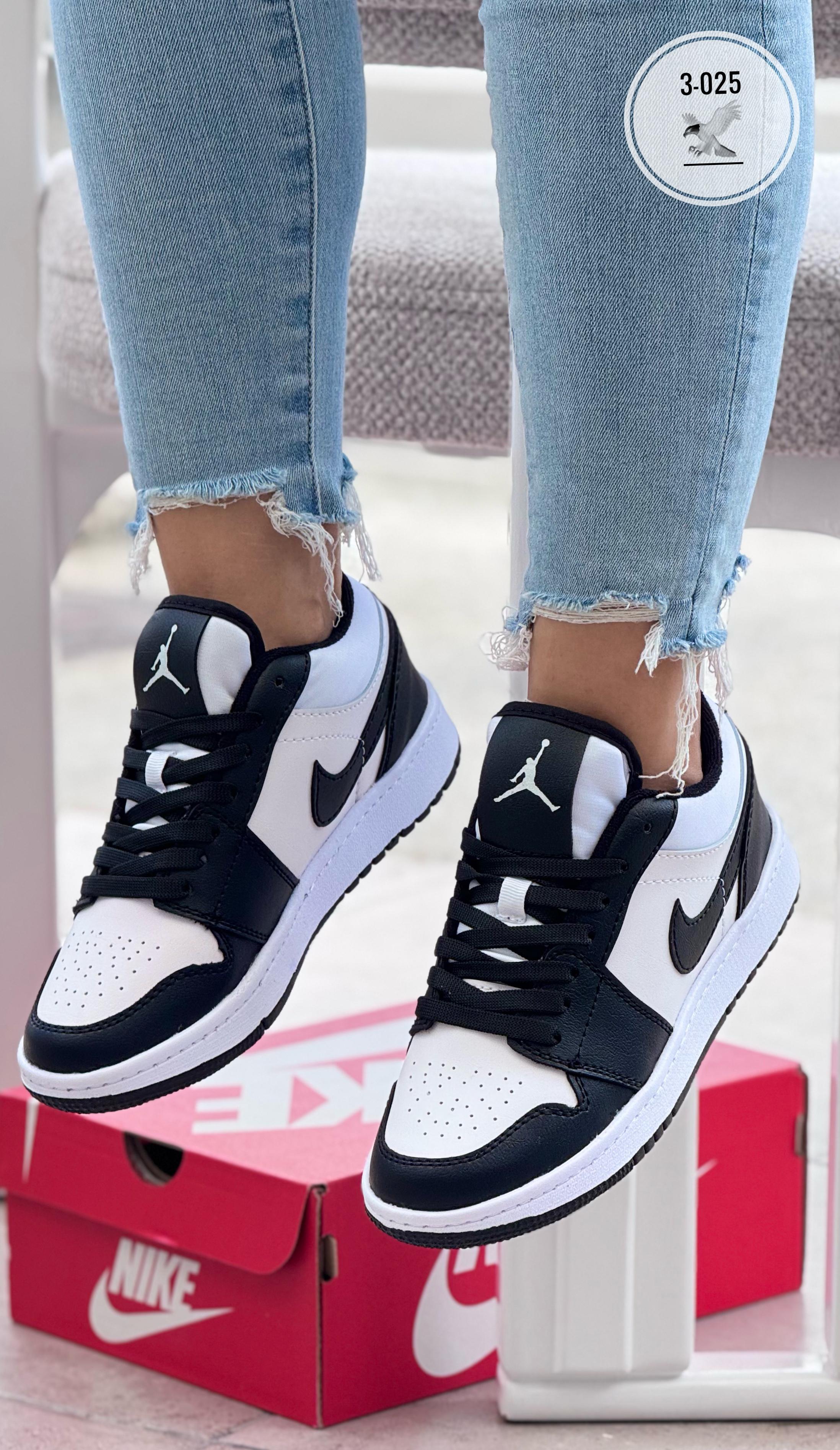 NIKE JORDAN NEGRO X BLANCO